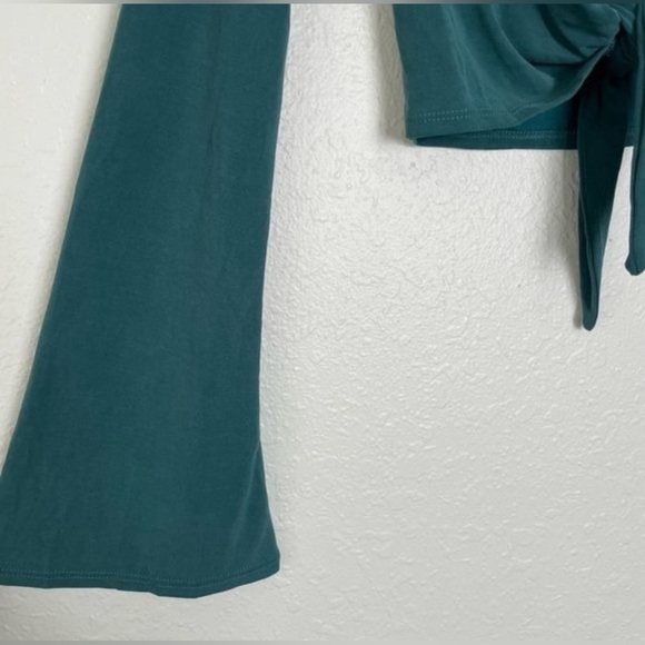 🌻HP🌻NWOT Urban Outfitters green Elle keyhole wrap crop top flare sleeves XS - Picture 9 of 12